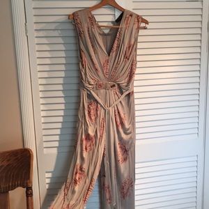 Jumpsuit very 1940’s.